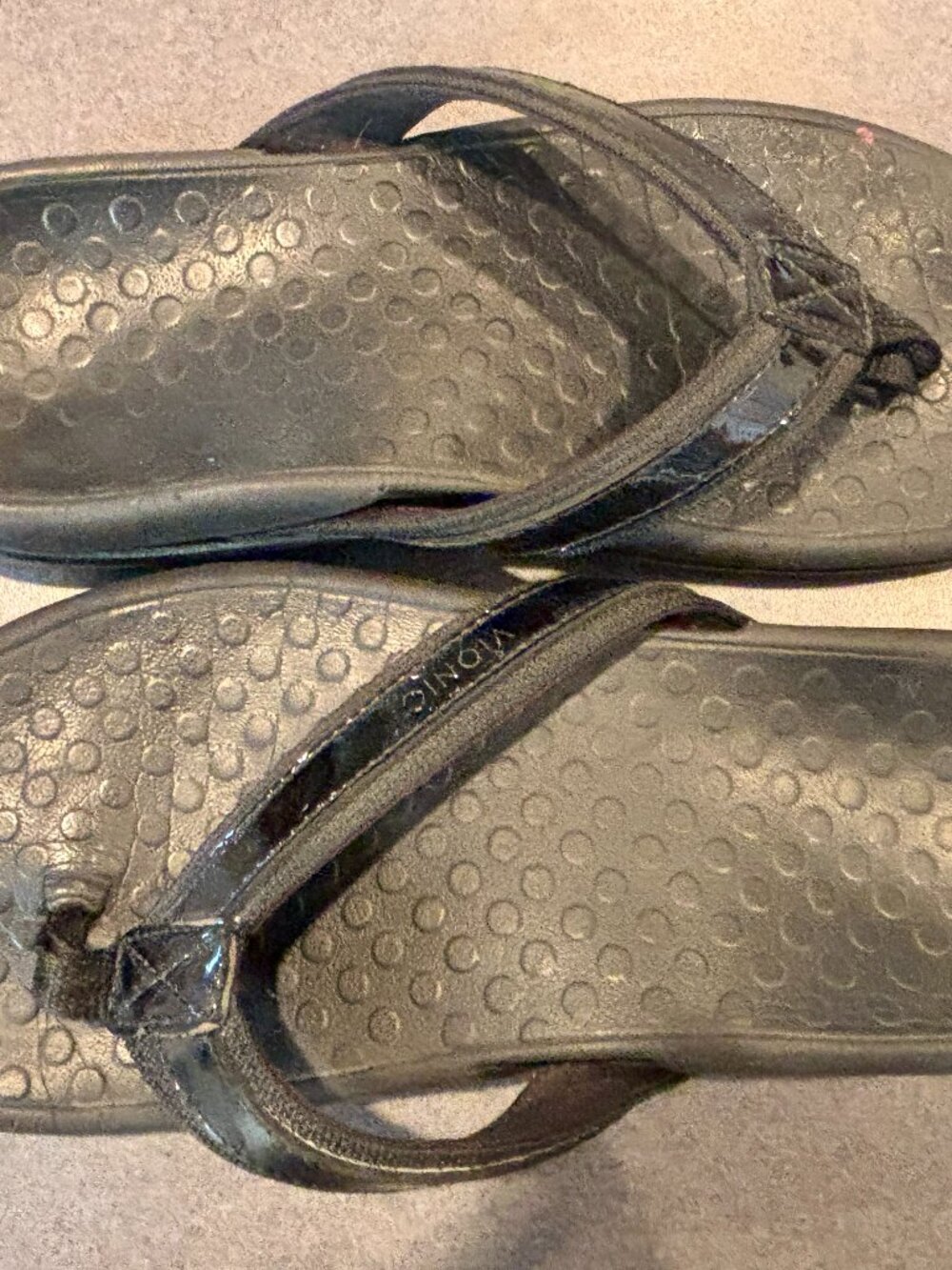 ~Vionic Flip Flops Women's 6.5-7 Black Orthotic Sandals  *******Bottom of shoe,